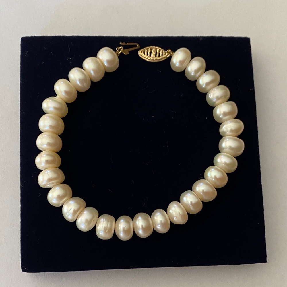 Classic Cream Pearl Bracelet with Gold Clasp.
